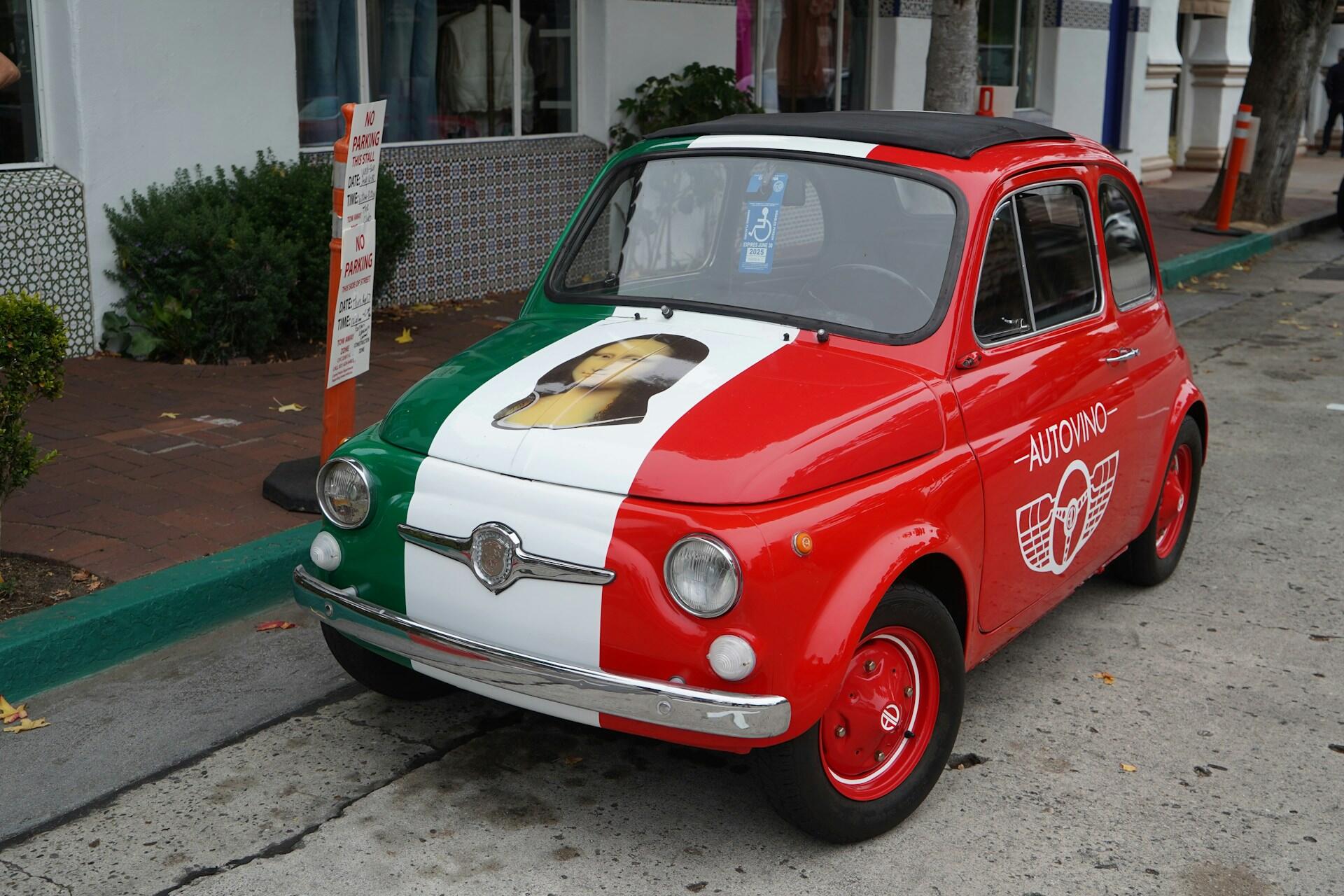 Mały samochód pomalowany w kolorach flagi włoskiej.
