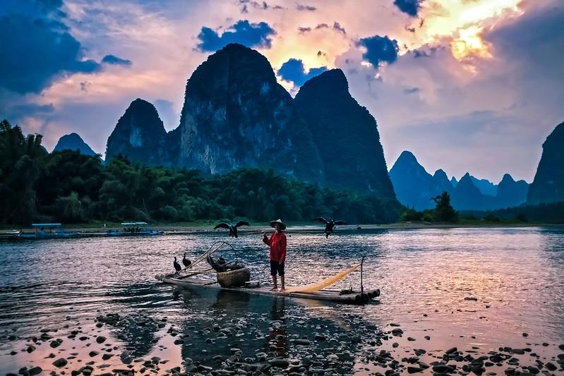 nauka chińskiego dzięki obrazom mentalnym, chińczyk stojący na łódce