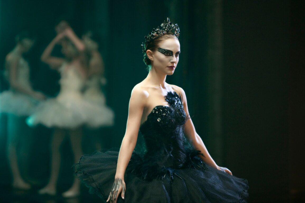 kadr z filmu czarny łabędź natalie portman ucharakteryzowana do przedstawienia baletowego