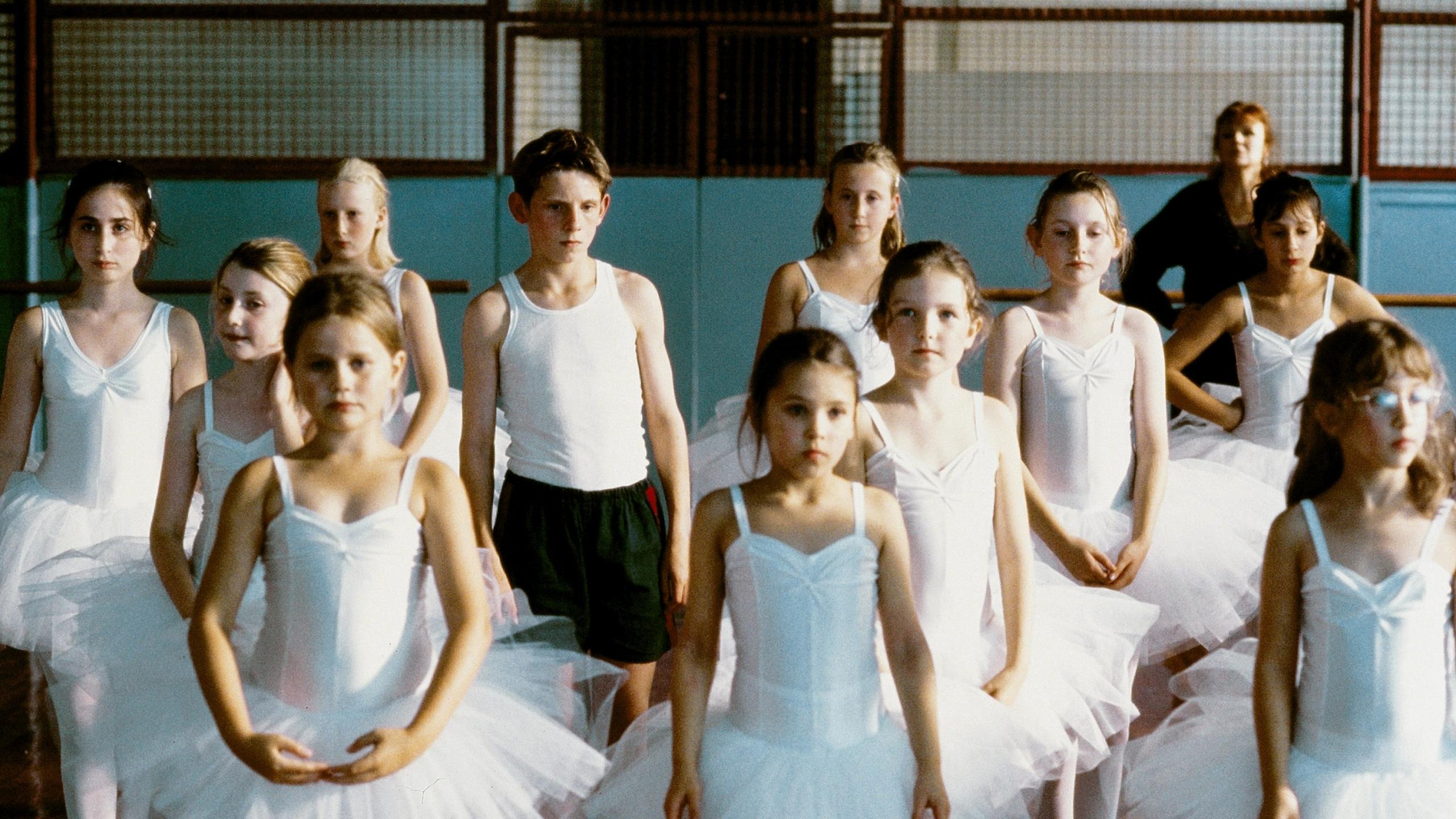 scena z filmu billy elliot w której główny bohater bierze udział w zajęciach baletowych w towarzystwie samych dziewczynek