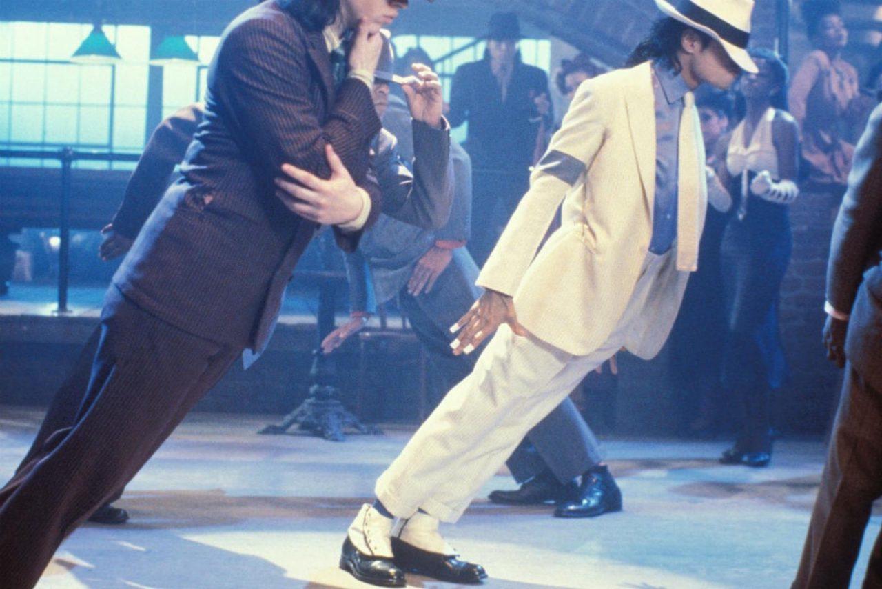 michael jackson tańczący z tancerzami w teledysku do piosenki smooth criminal