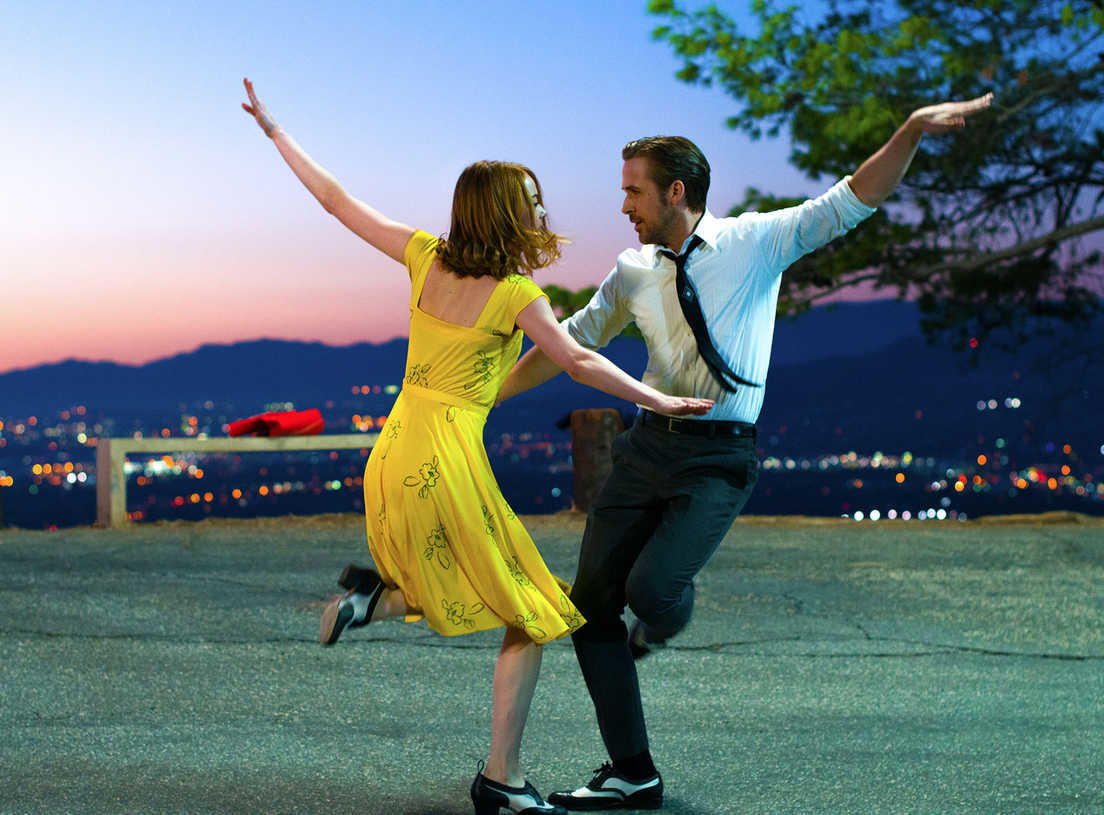 emma stone i ryan gosling w scenie z filmu la la land podczas wspólnego tańca w parku