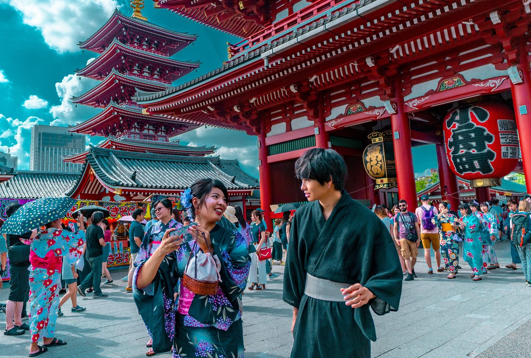japońska para ubrana w kimona na tle innych japończyków ubranych w kimona w pobliżu świątyni asakusa tokio