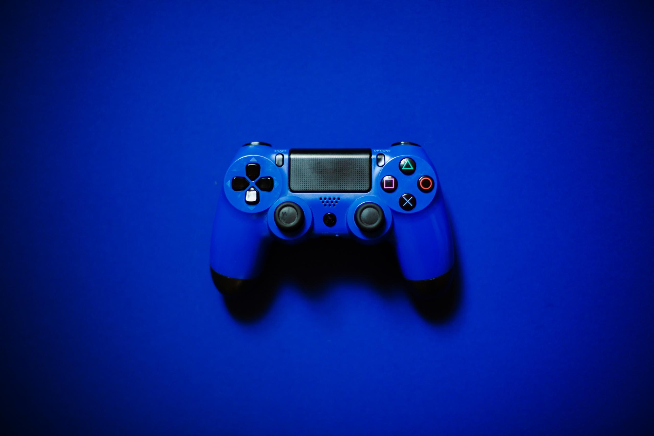 granatowy pad do playstation 4 na tle w tym samym kolorze