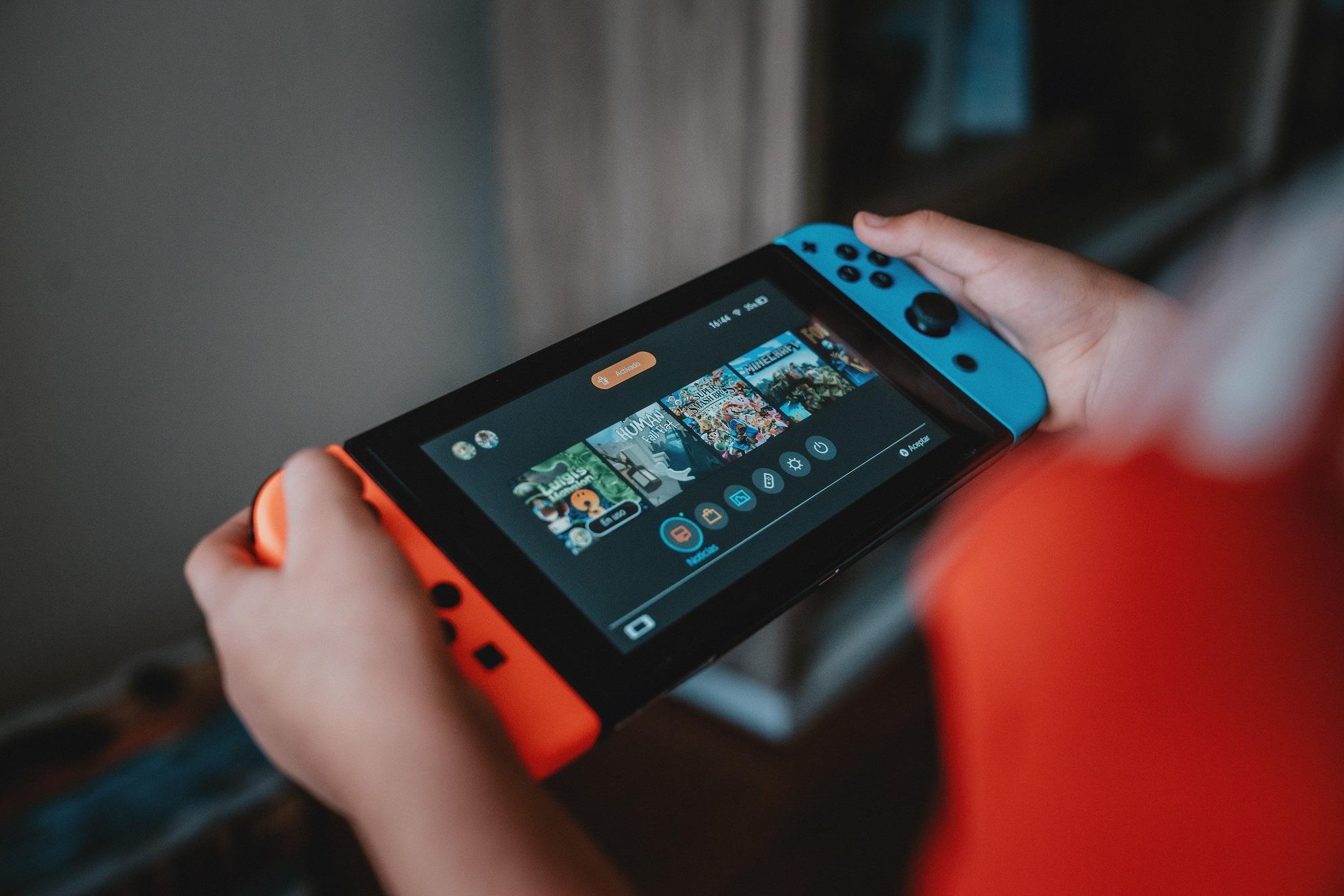 konsola niintendo switch w rękach grającego dziecka