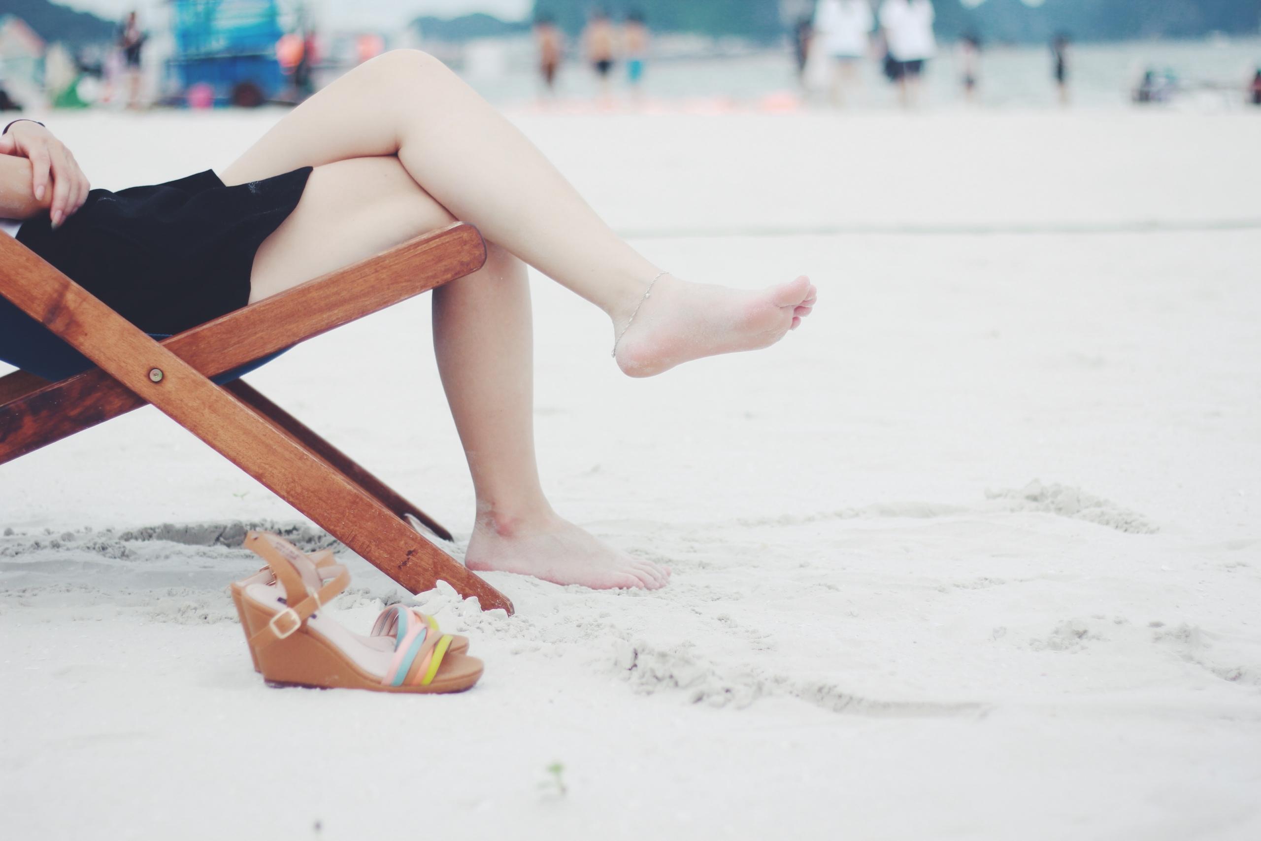 Odpoczynak na plaży po śpiewaniu wysokich nut.