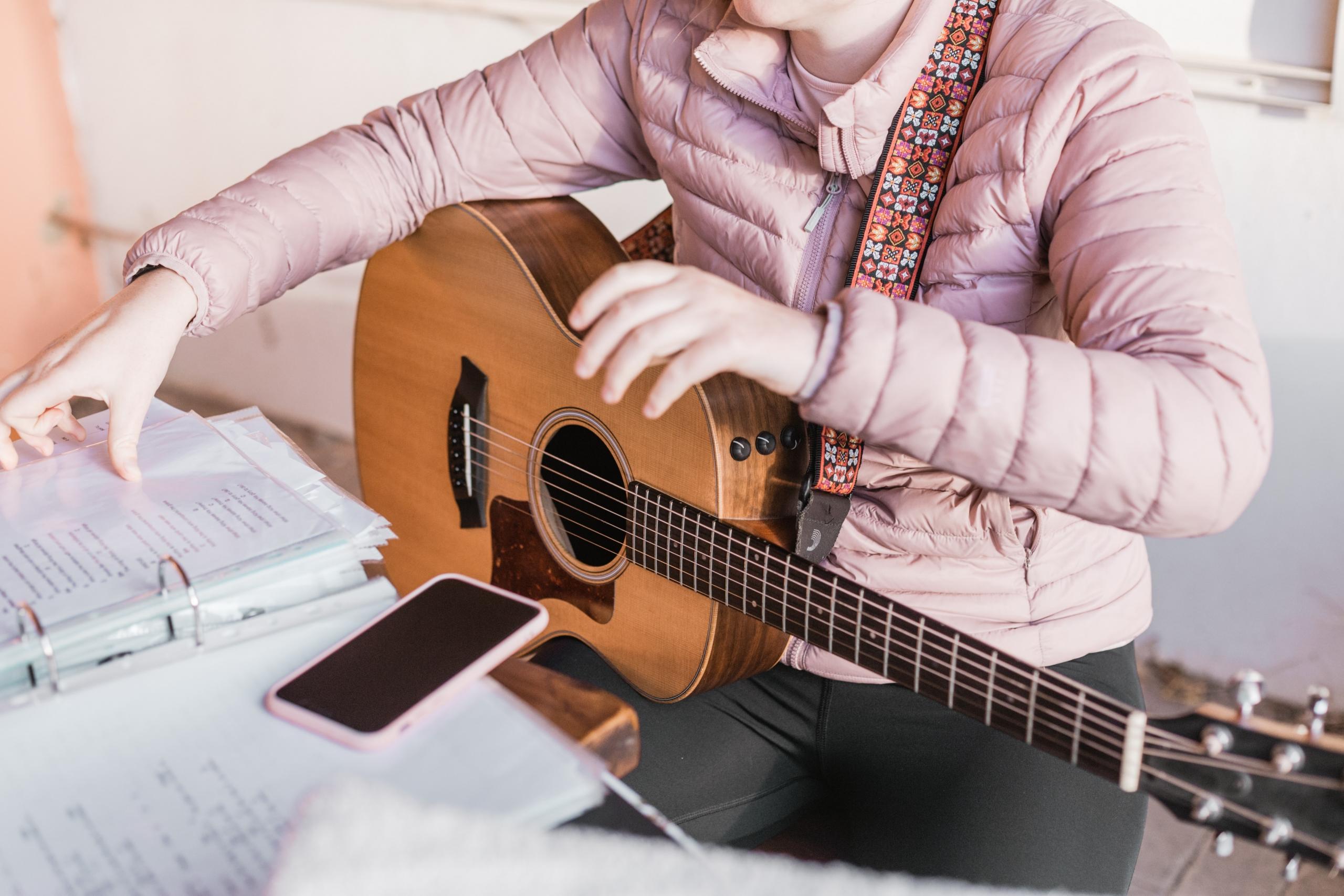 Samodzielna nauka śpiewu i gry na gitarze.