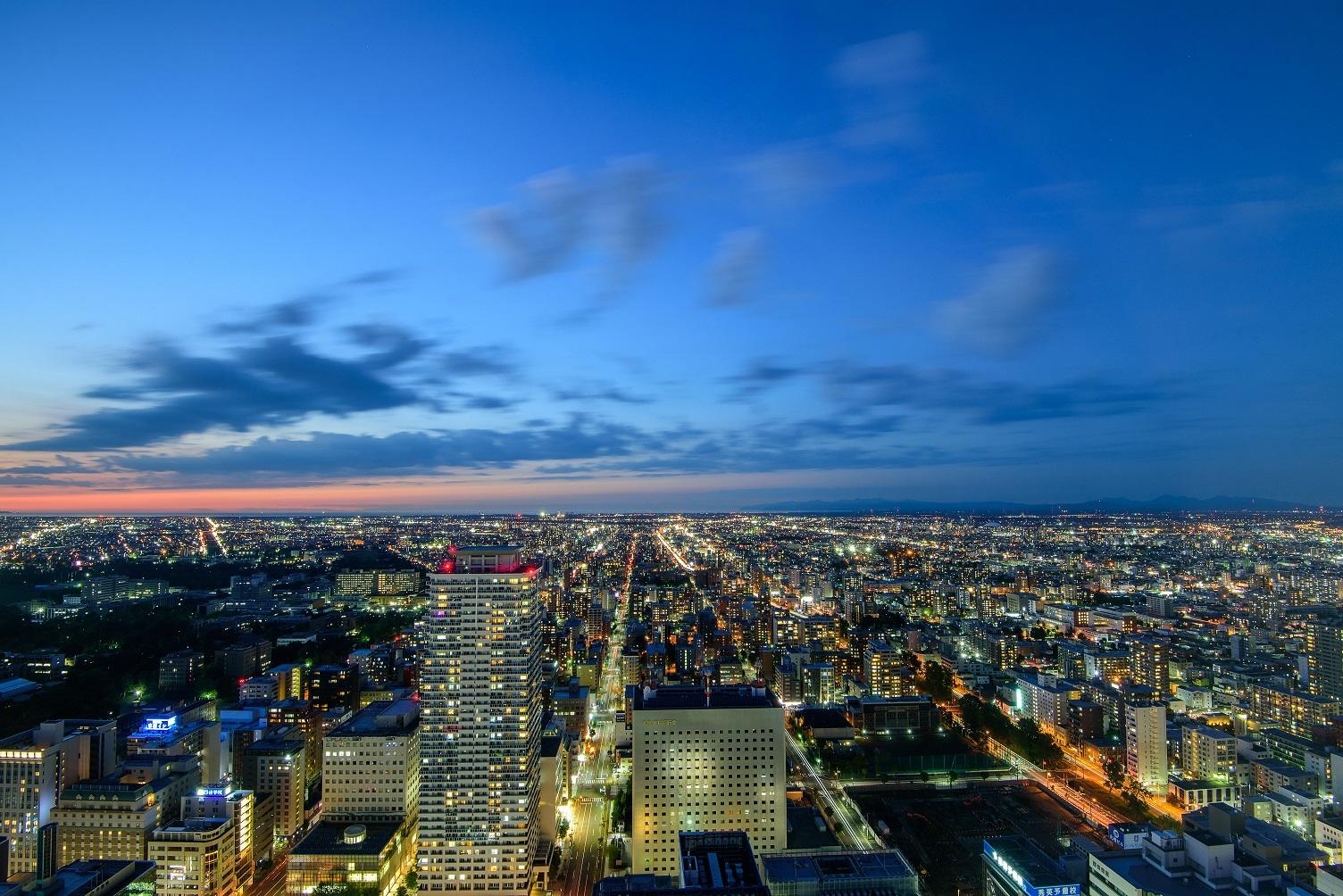 padoramiczny widok na sapporo w japonii o zachodzie słońca