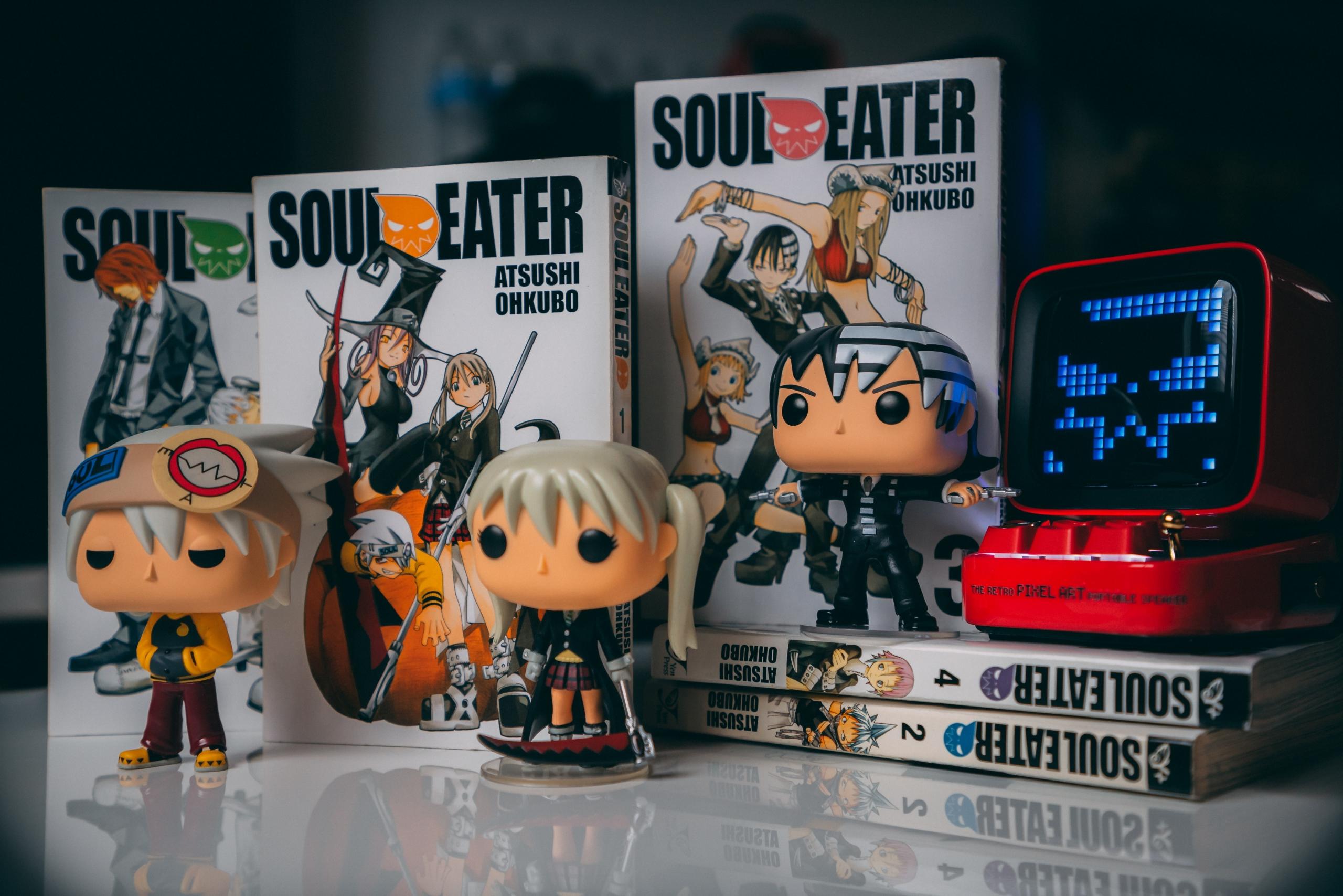 nintendo mangi oraz figurki pop z serii soul eater ustawione na biurku