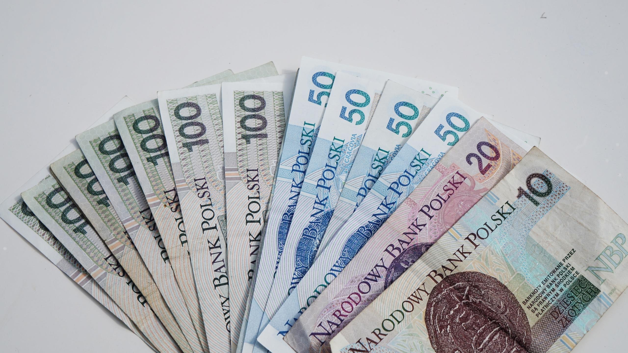 Polskie banknoty, opłata za koreptycje z biologii w Łodzi.