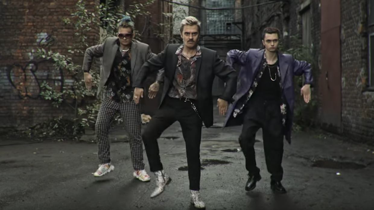 wokalista zespołu little big z dwoma tancerzami tańczący w teledysku do piosenki skibidi