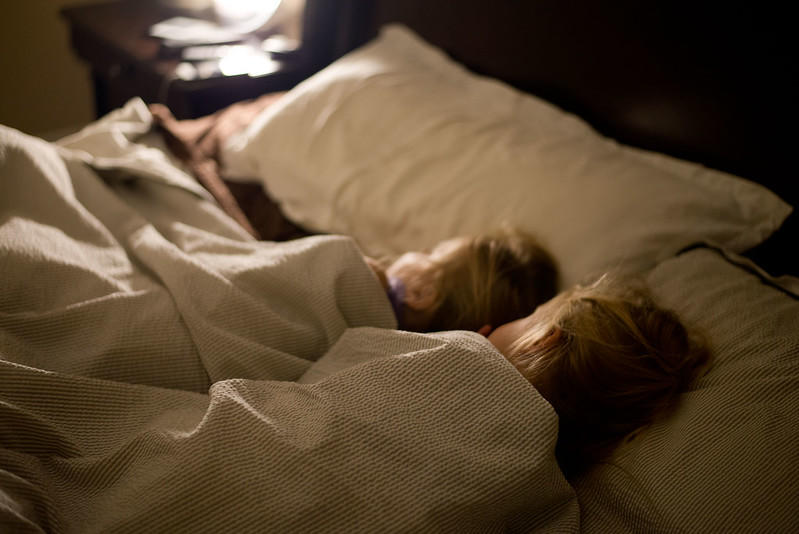 Śpiące dzieci uczące się włoskiego poprzez słuchanie dobranocek