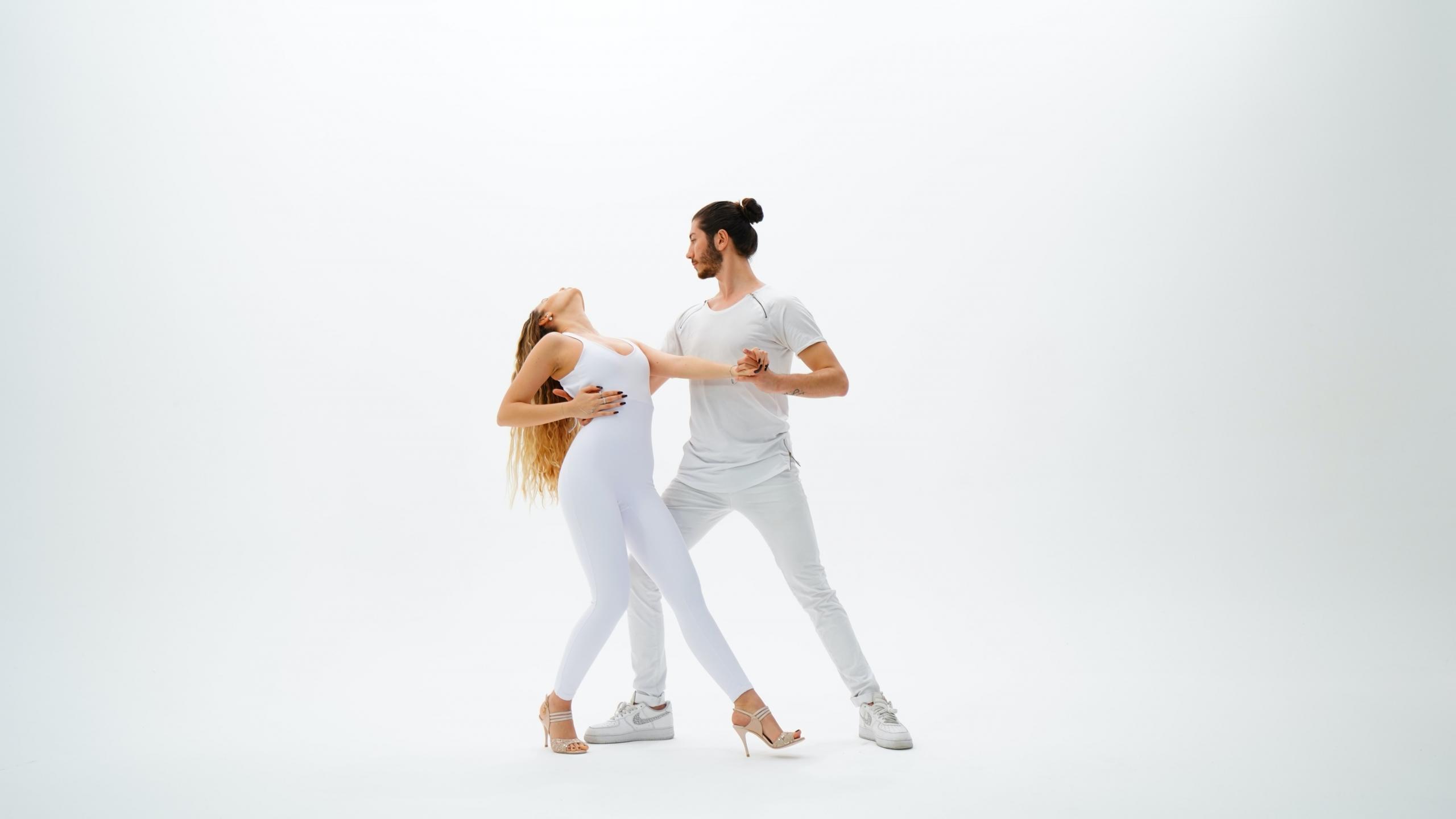 tańcząca para ubrana na biało na białym tle