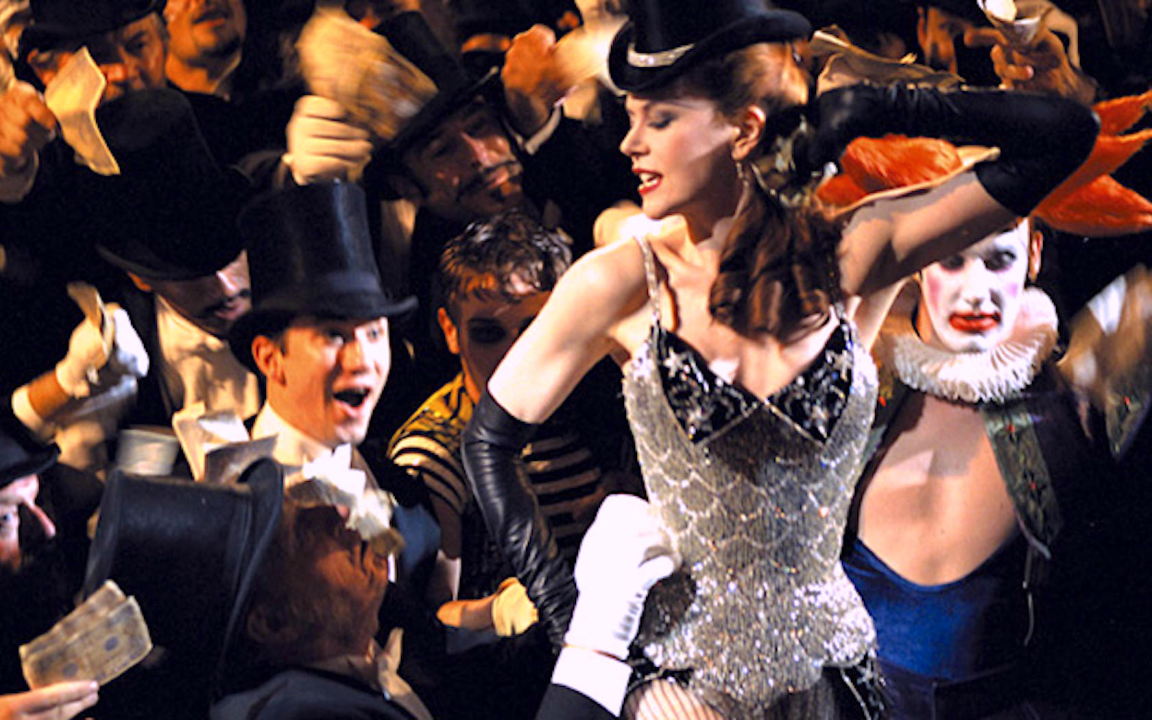 nicole kidman w roli satine podczas tańca na tle wielu mężczyzn w filmie moulin rouge 
