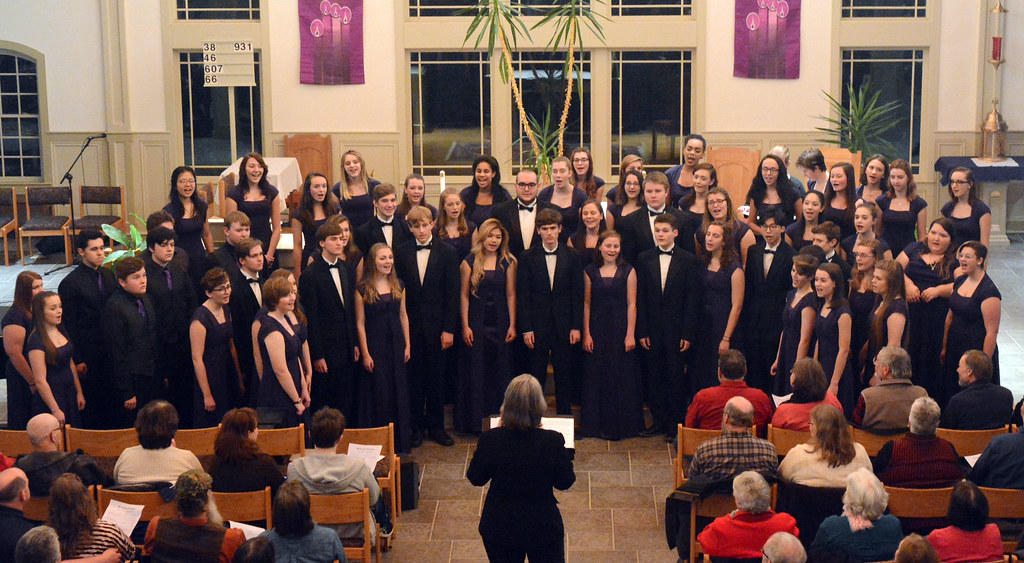 Chór śpiewający przed publicznością