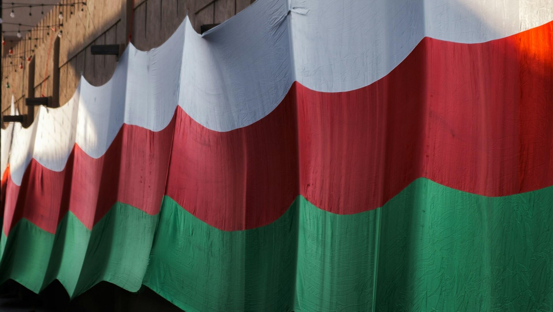 Długa płachta w kolorze flagi włoskiej.