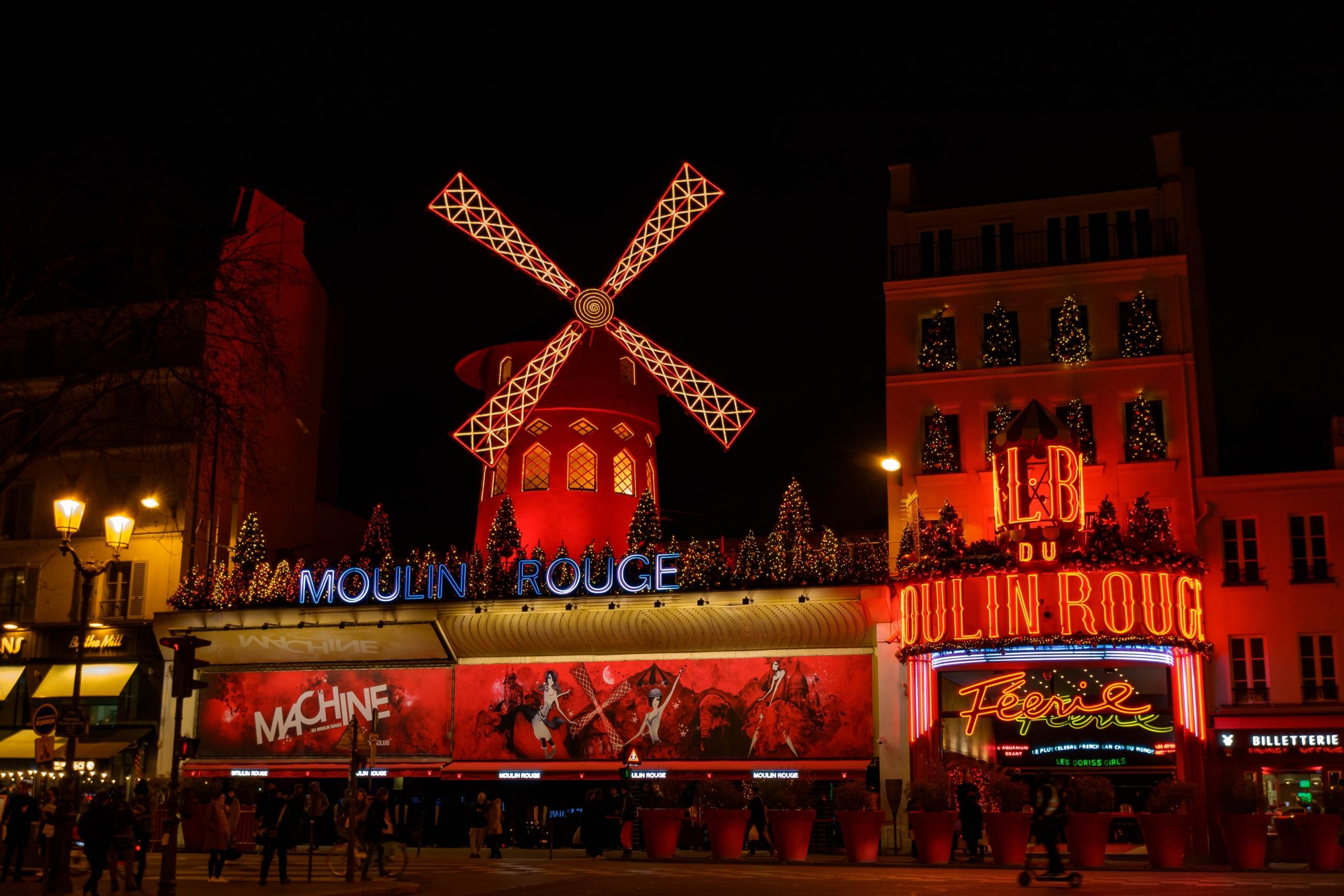oświetlony klub moulin rouge nocną porą w paryżu