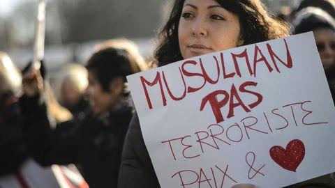 kobieta trzymająca transparent nawołujący do pokoju na świecie bez terroryzmu