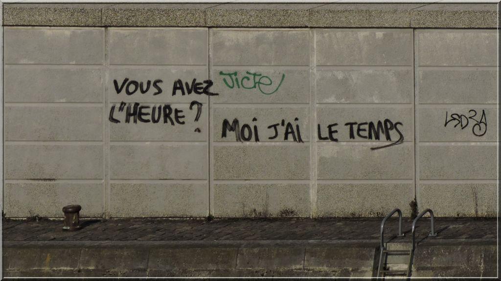 graffiti z francuskimi napisami na murze