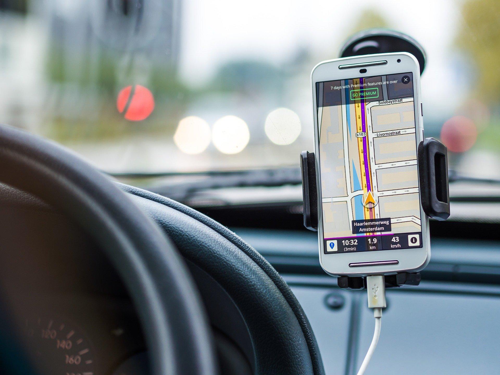 prowadzenie samochodu z pomocą nawigacji włączonej na smartfonie