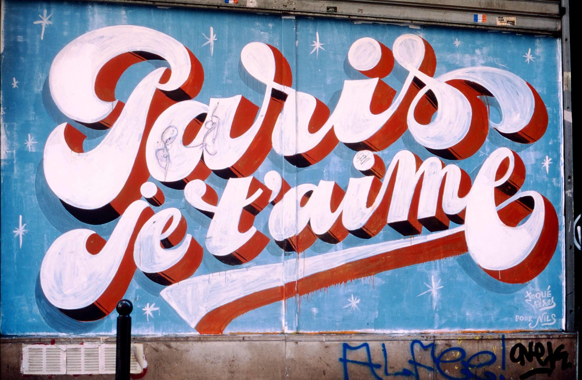 graffiti z napisem paris je'taime na niebieskim tle