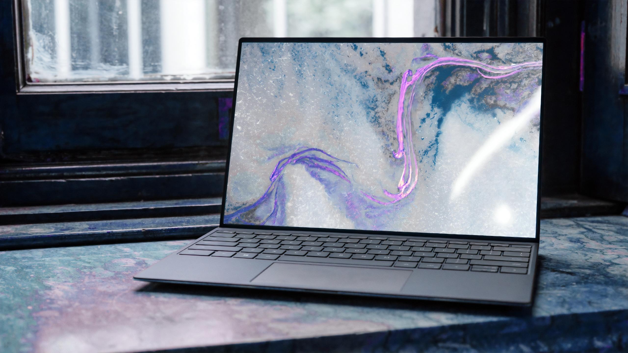 Otwarty laptop na parapecie, okno.