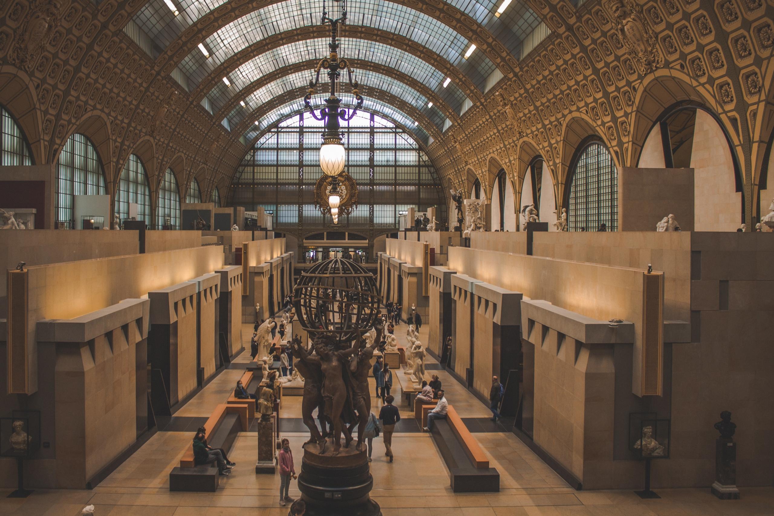 Zwiedzanie muzeum d'Orsay w Paryżu.