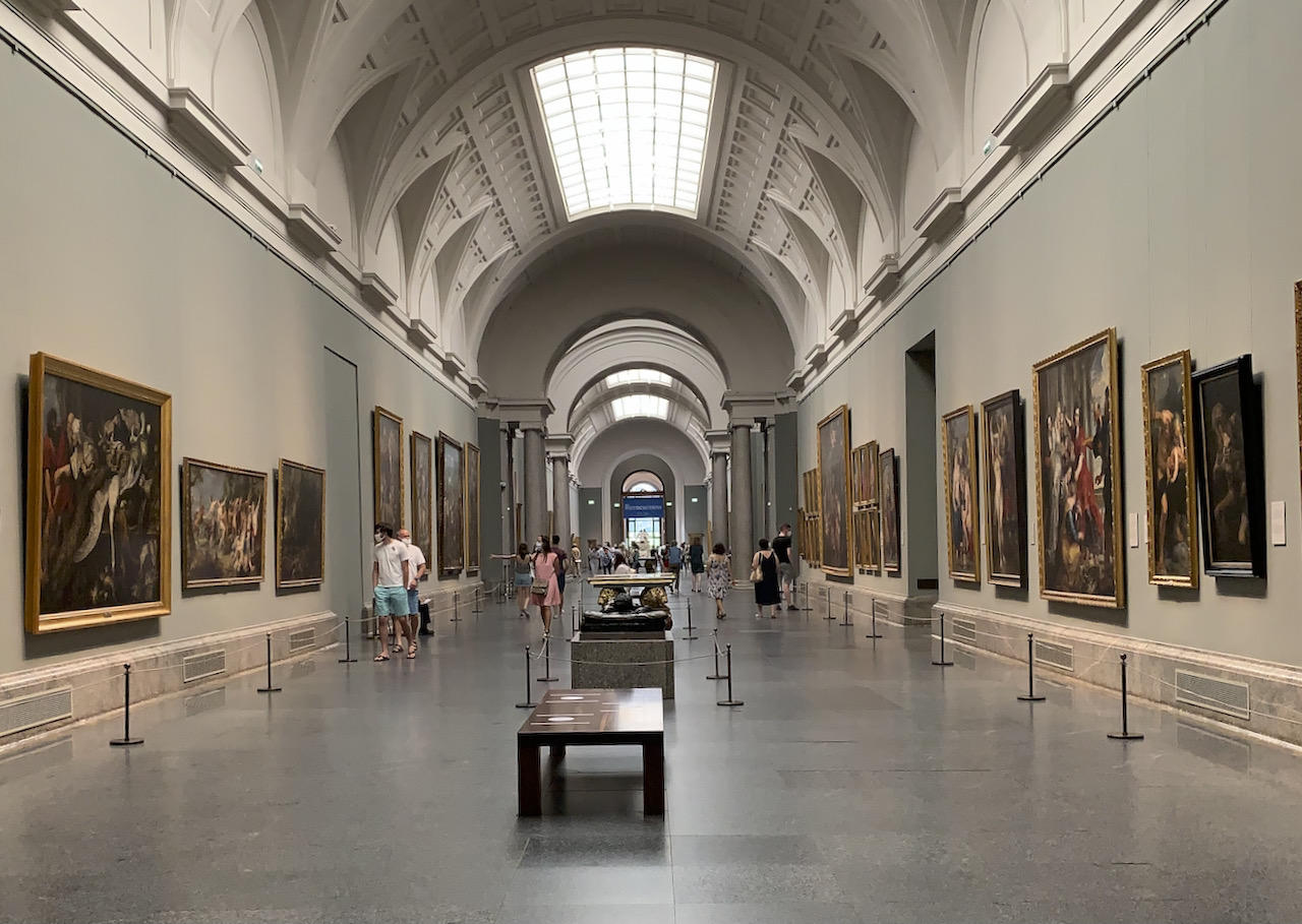 Wnętrze muzeum Prado, nauka malowania.