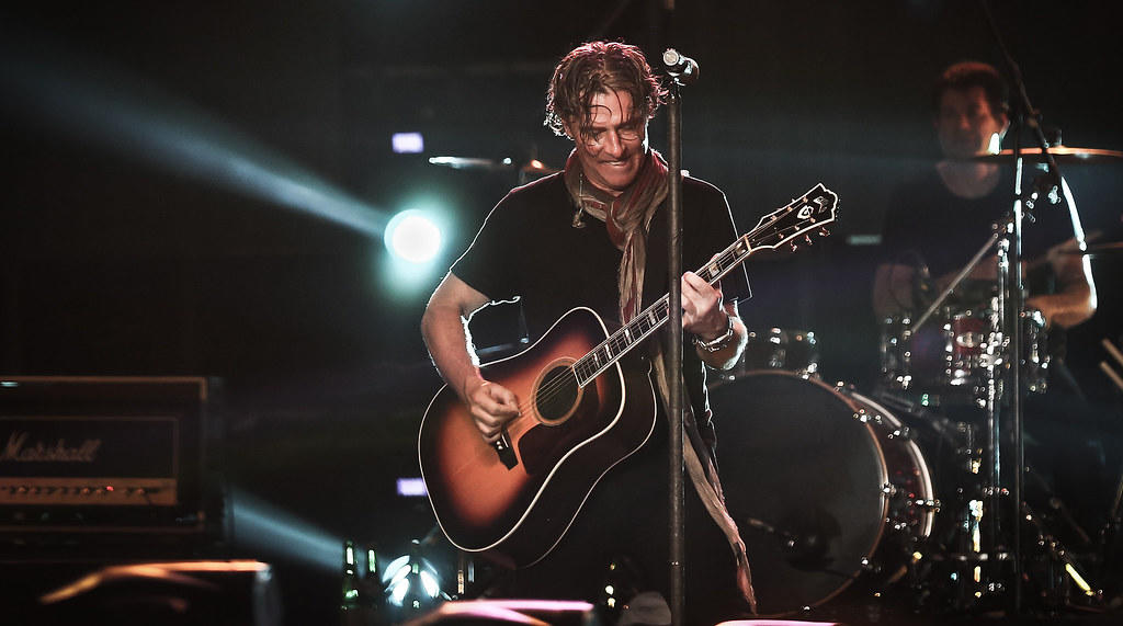 Muzyk na scenie z gitarą