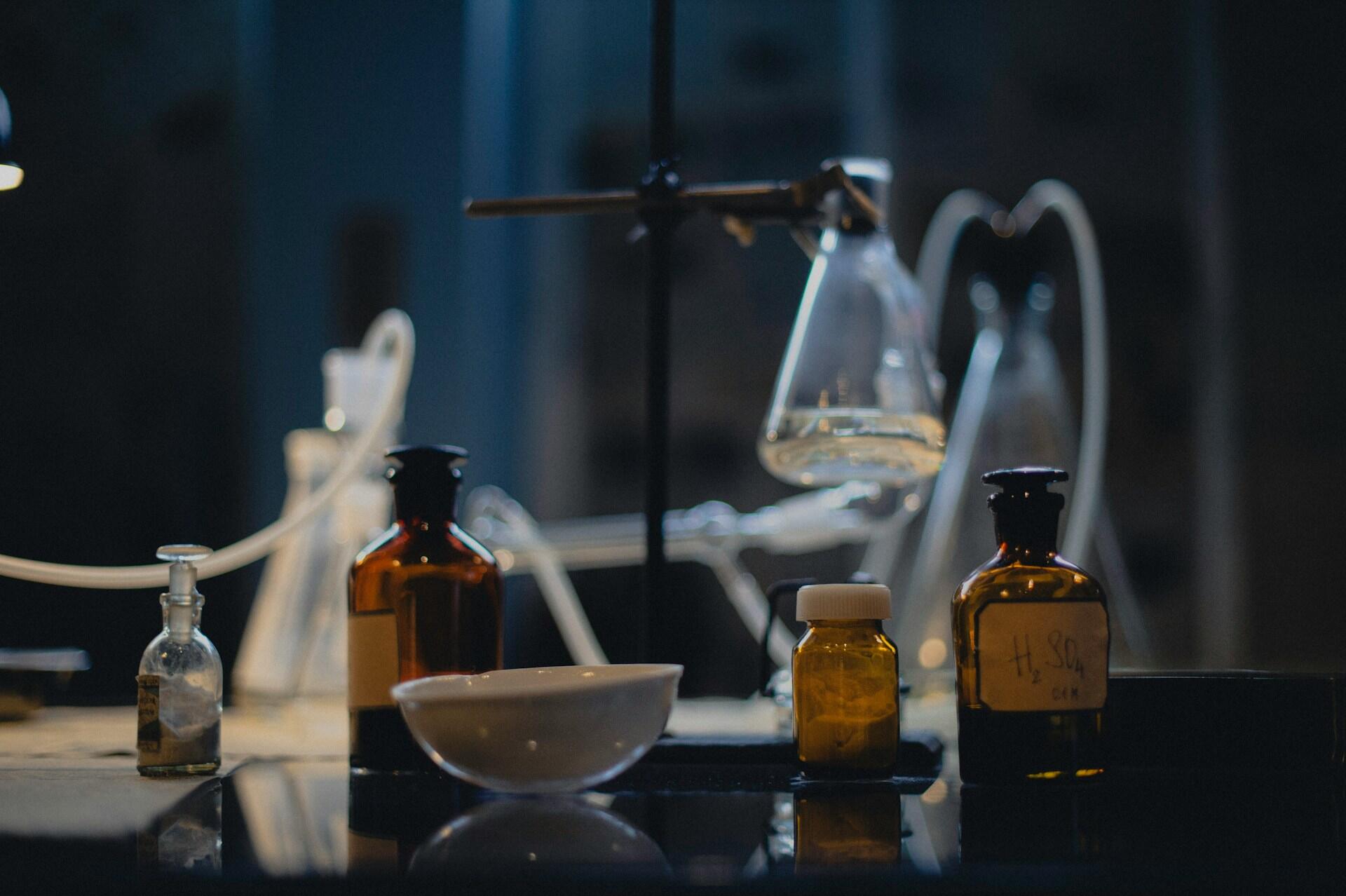 Szklane przyrządy chemiczne.