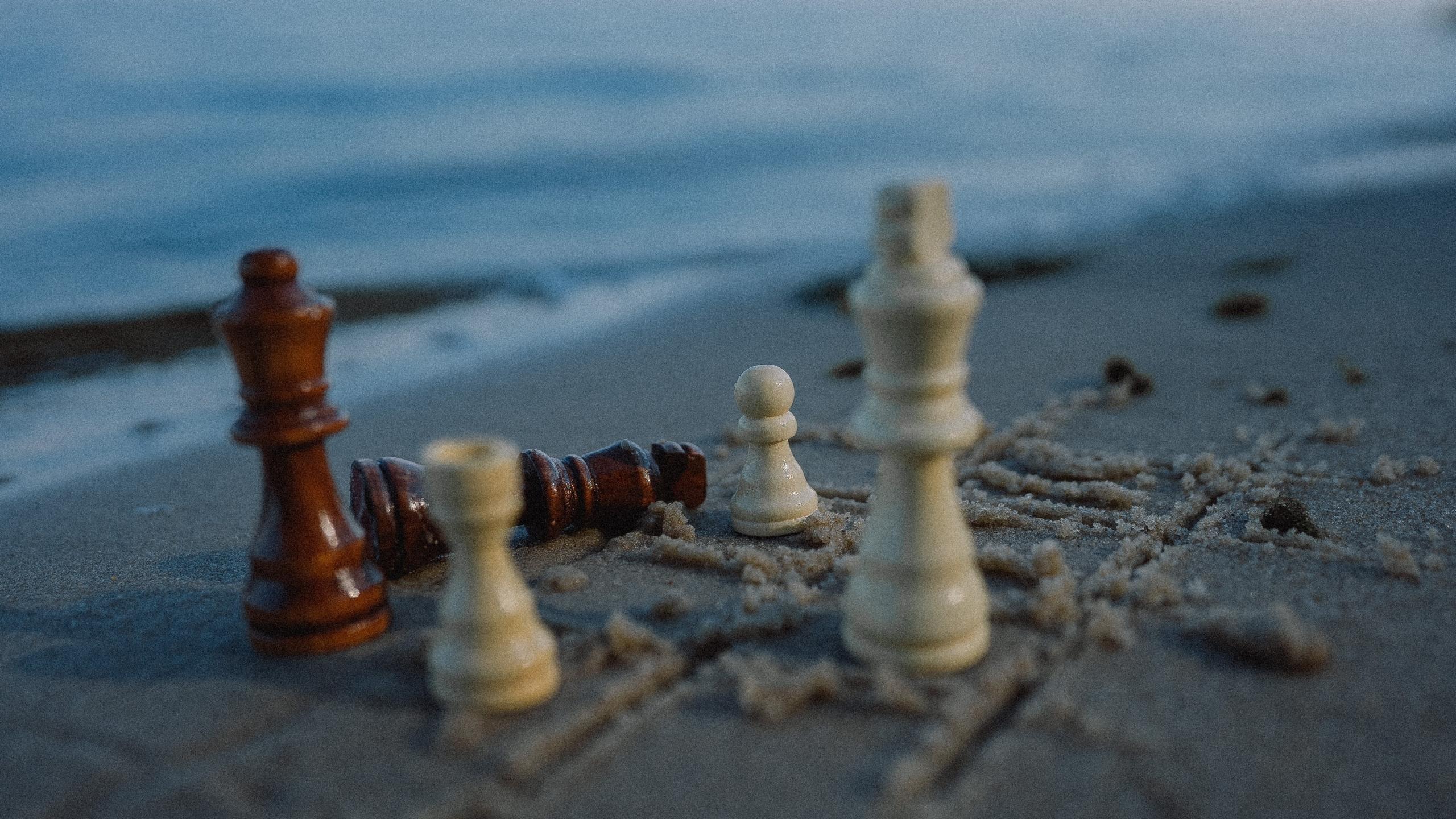 Nauka zasad gry w szachy, pionki na plaży.