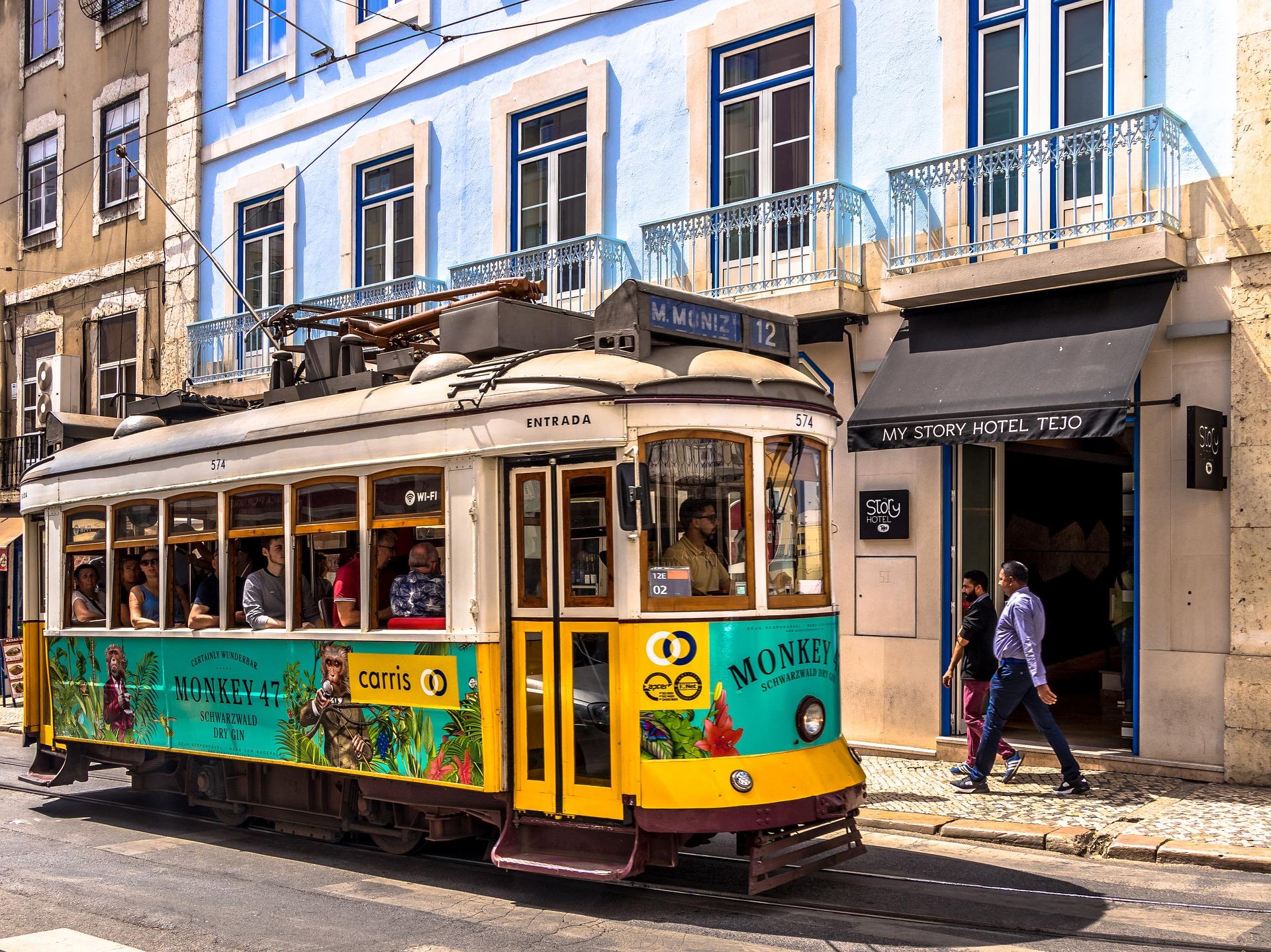 Nauka języka portugalskiego, tramwaj w Lizbonie.