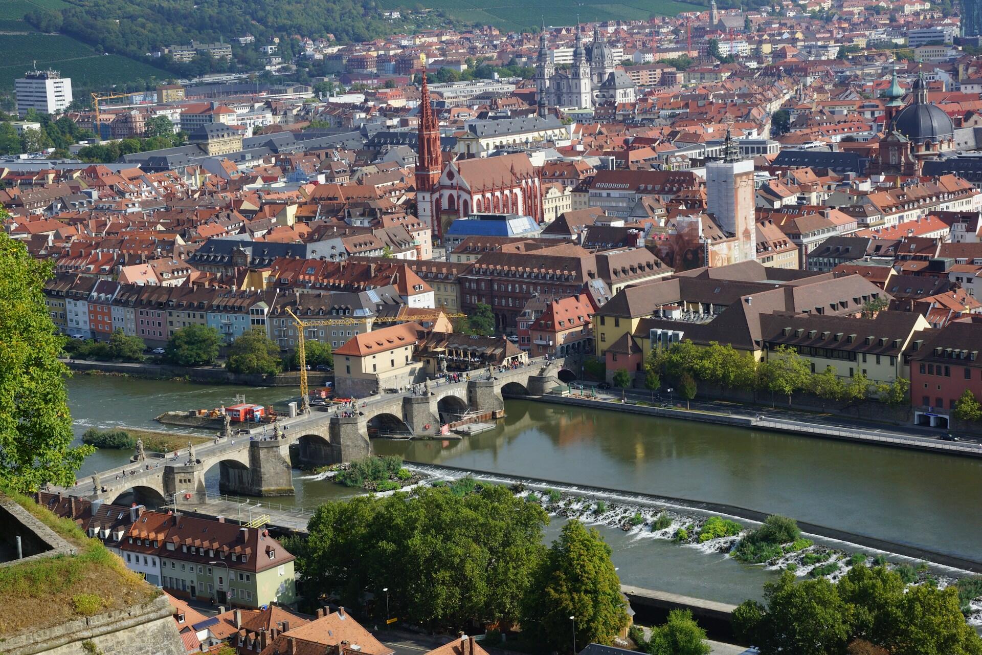 Wurzburg, Niemcy, panorama miasta nad rzeką.