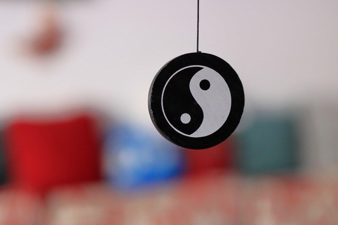 Medalion ying yang zawieszony w powietrzu.