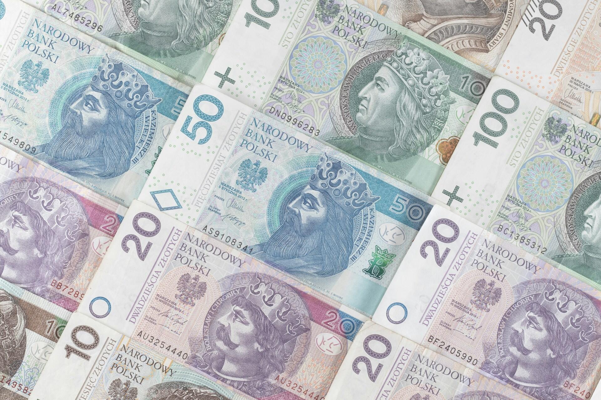 Banknoty złotowe: 10, 20, 50, 100, 200 PLN.