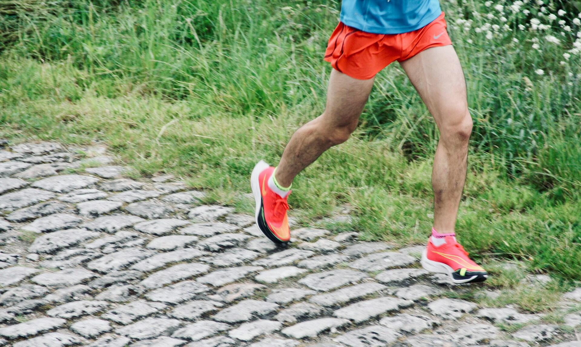 Mężczyzna podczas treningu do maratonu.