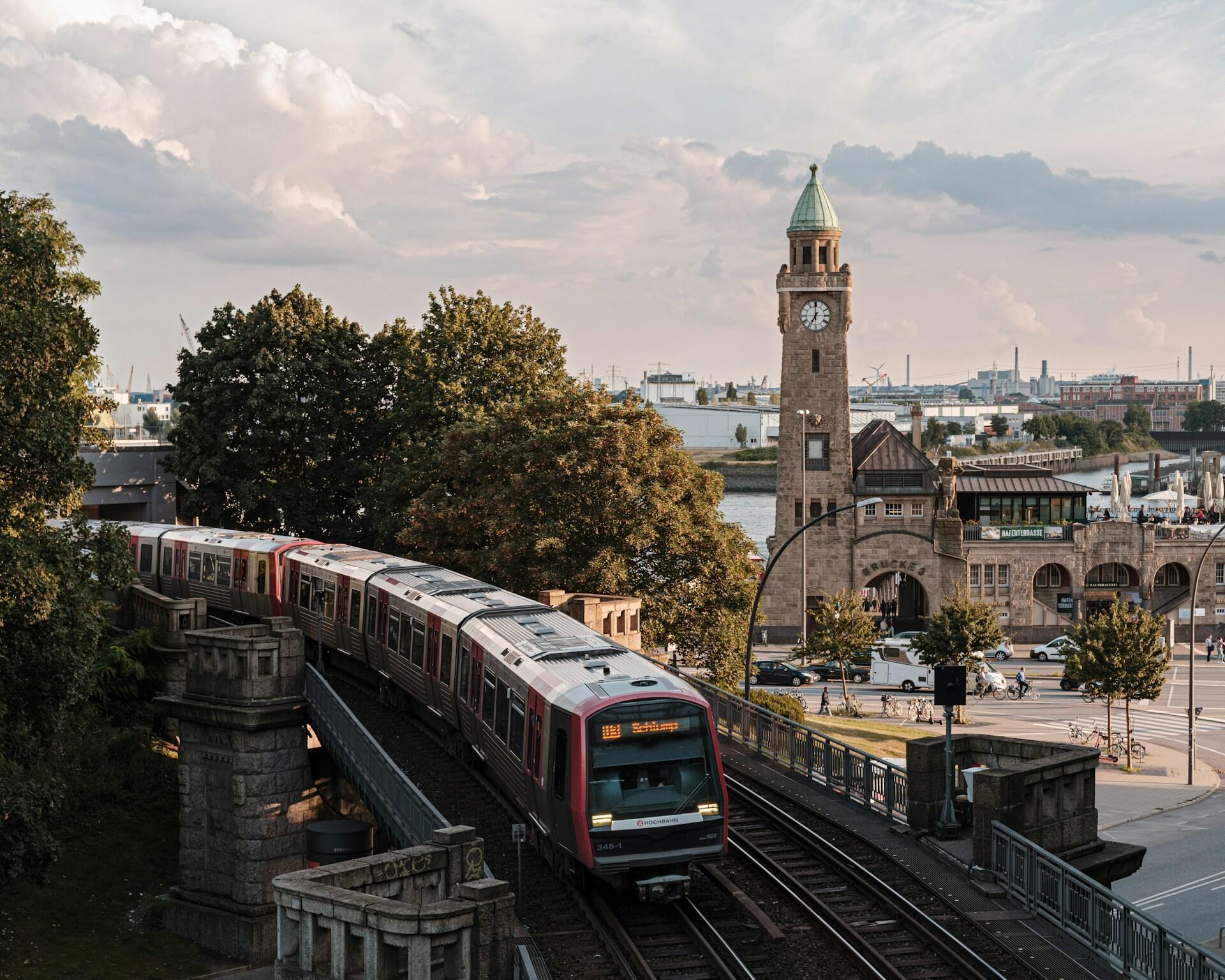Pociąg jadący przez centrum Hamburga.