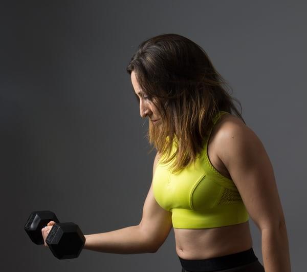 Kobieta wykonująca trening w domu online