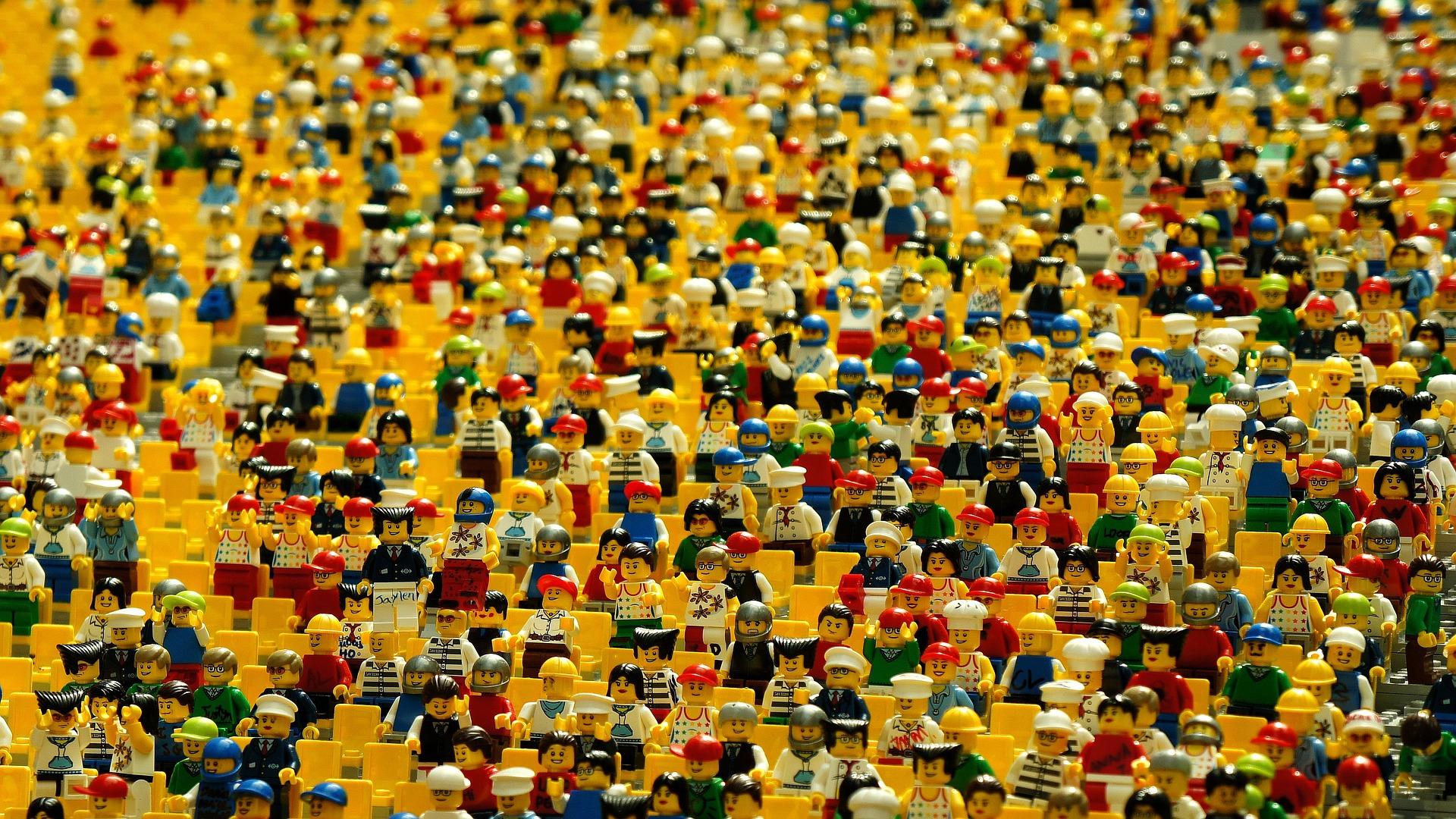dużo poustawianych obok siebie ludzików lego które tworzą tłum na trybunie