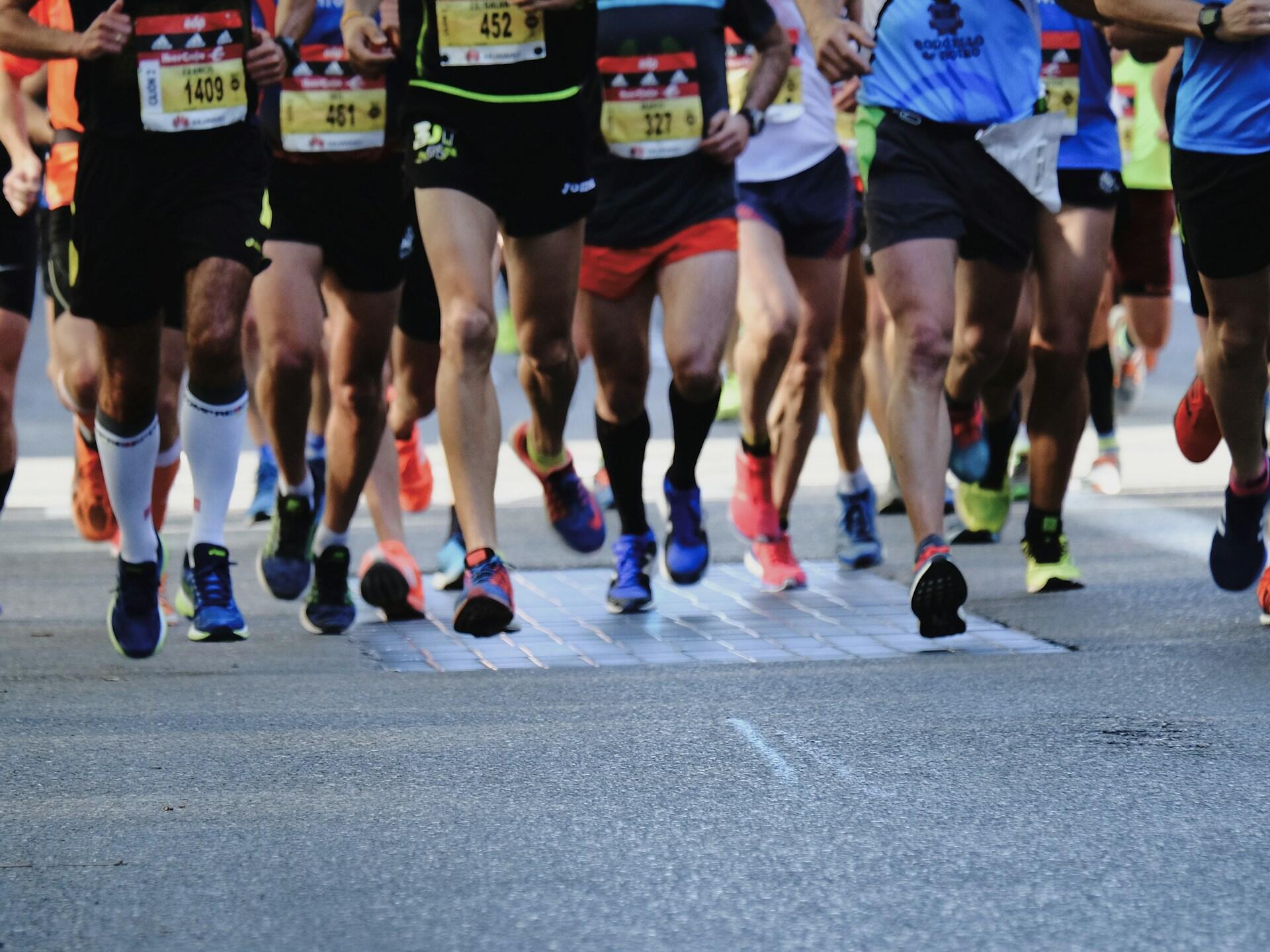 Uczestnicy maratonu w biegu.