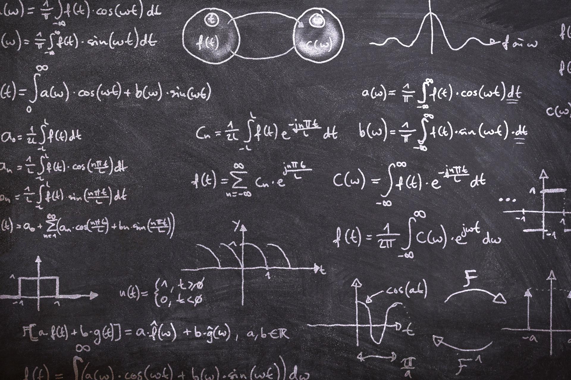 tablica zapisana wzorami wykresami i regułami matematycznymi