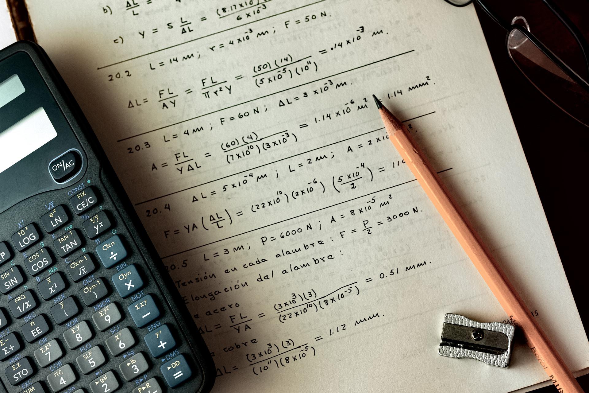 test z matematyki i leżące na nim ołówek temperówka i kalkulator naukowy