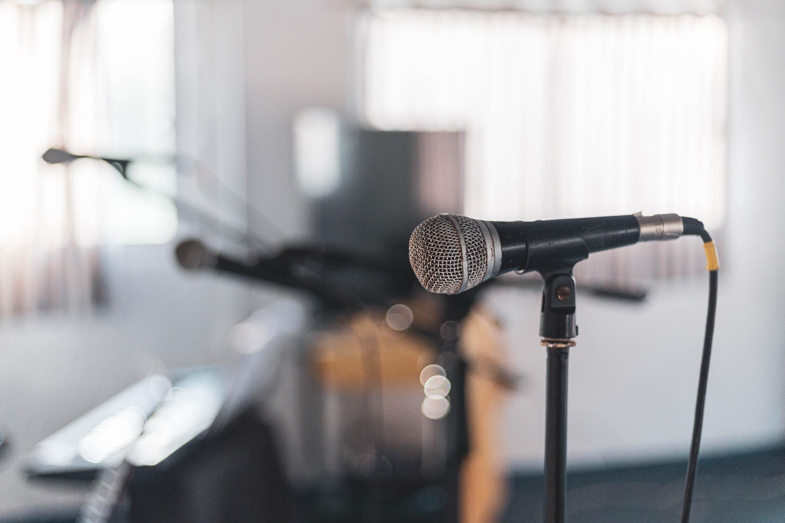 Lekcje śpiewu w studiu z mikrofonem.