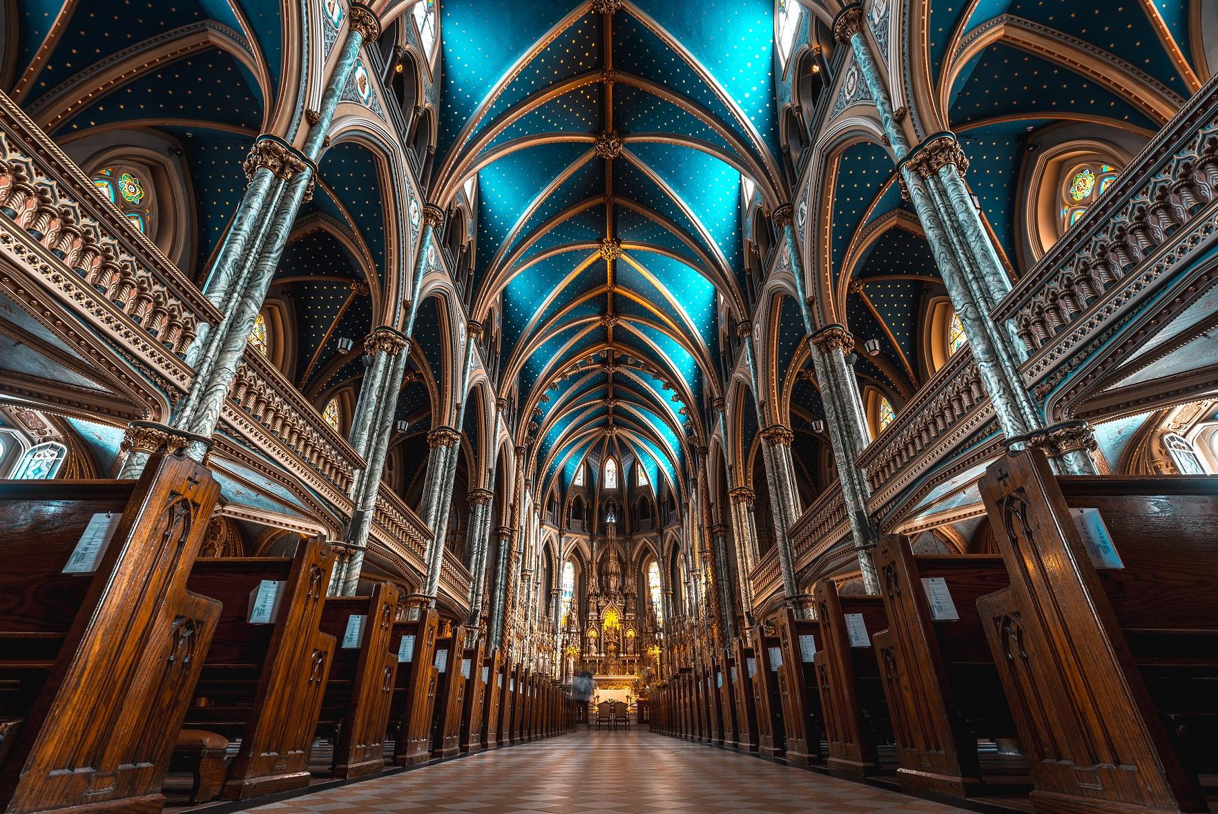 wnętrze bazyliki notre dame w ottawie w kanadzie