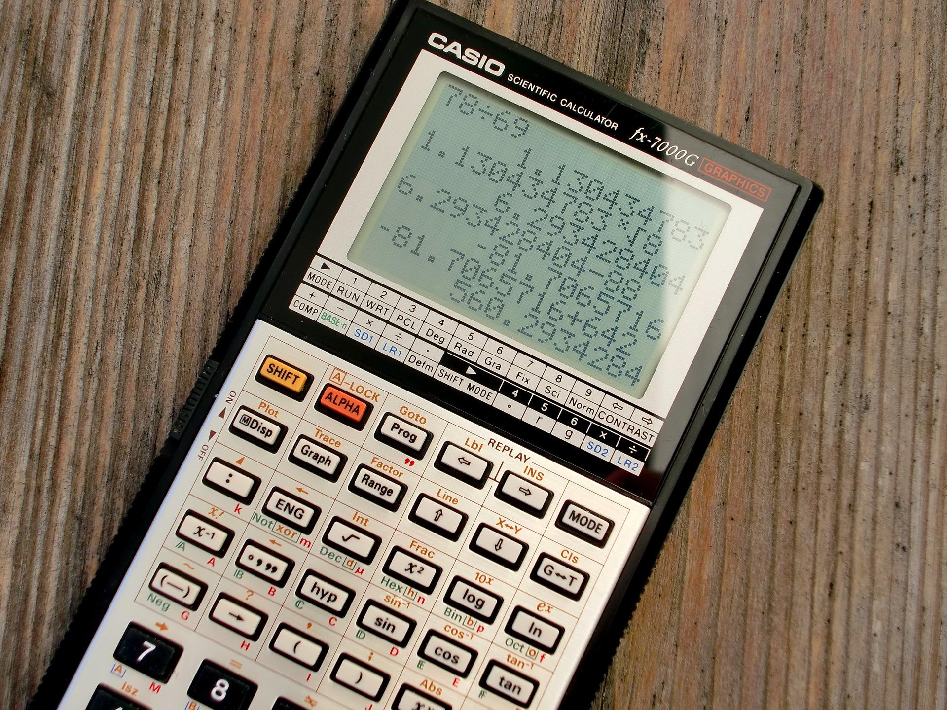 kalkulator naukowy casio wyświetlający cyfrowo historię wykonanych obliczeń