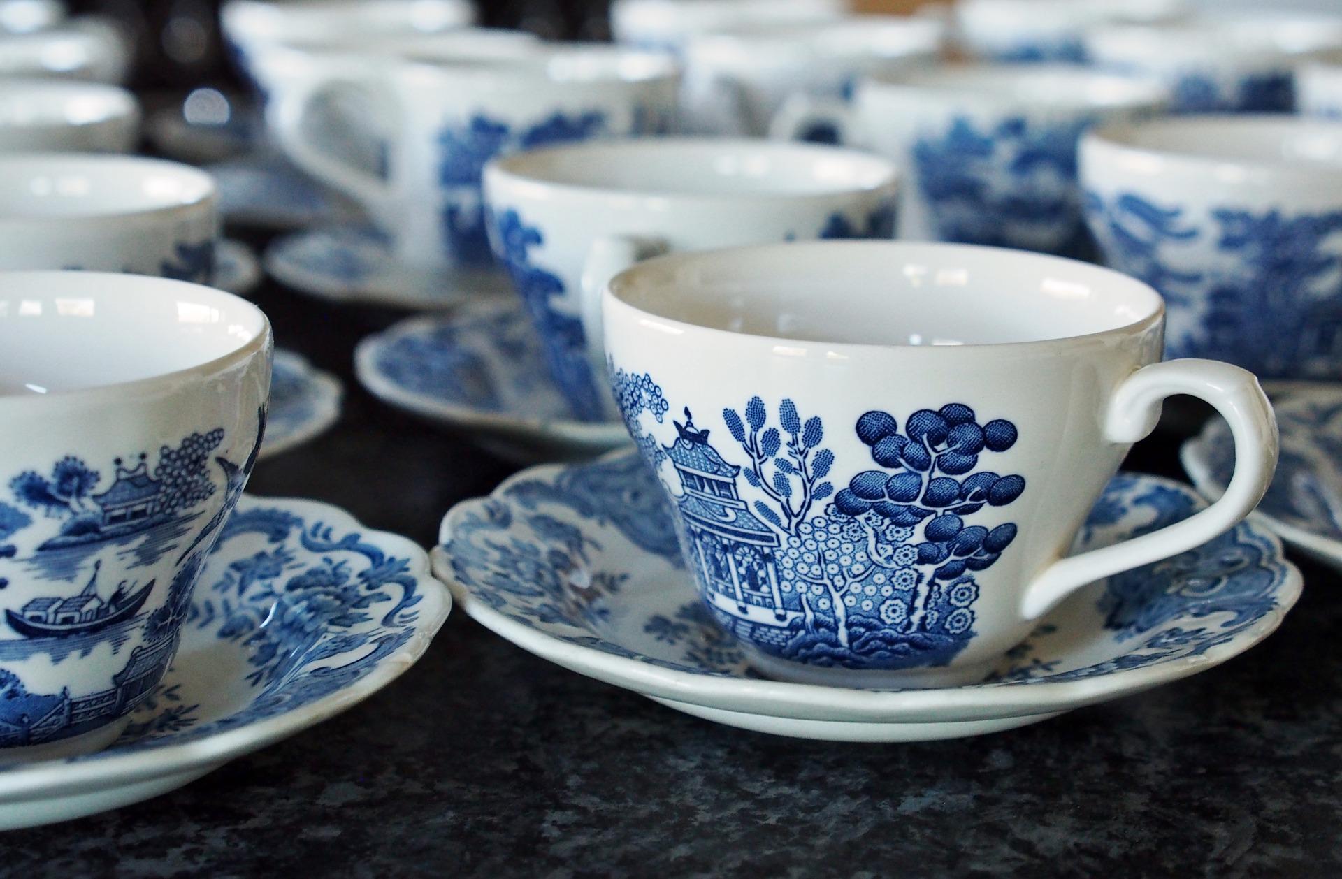 malowana na niebiesko porcelana filiżanki i spodki
