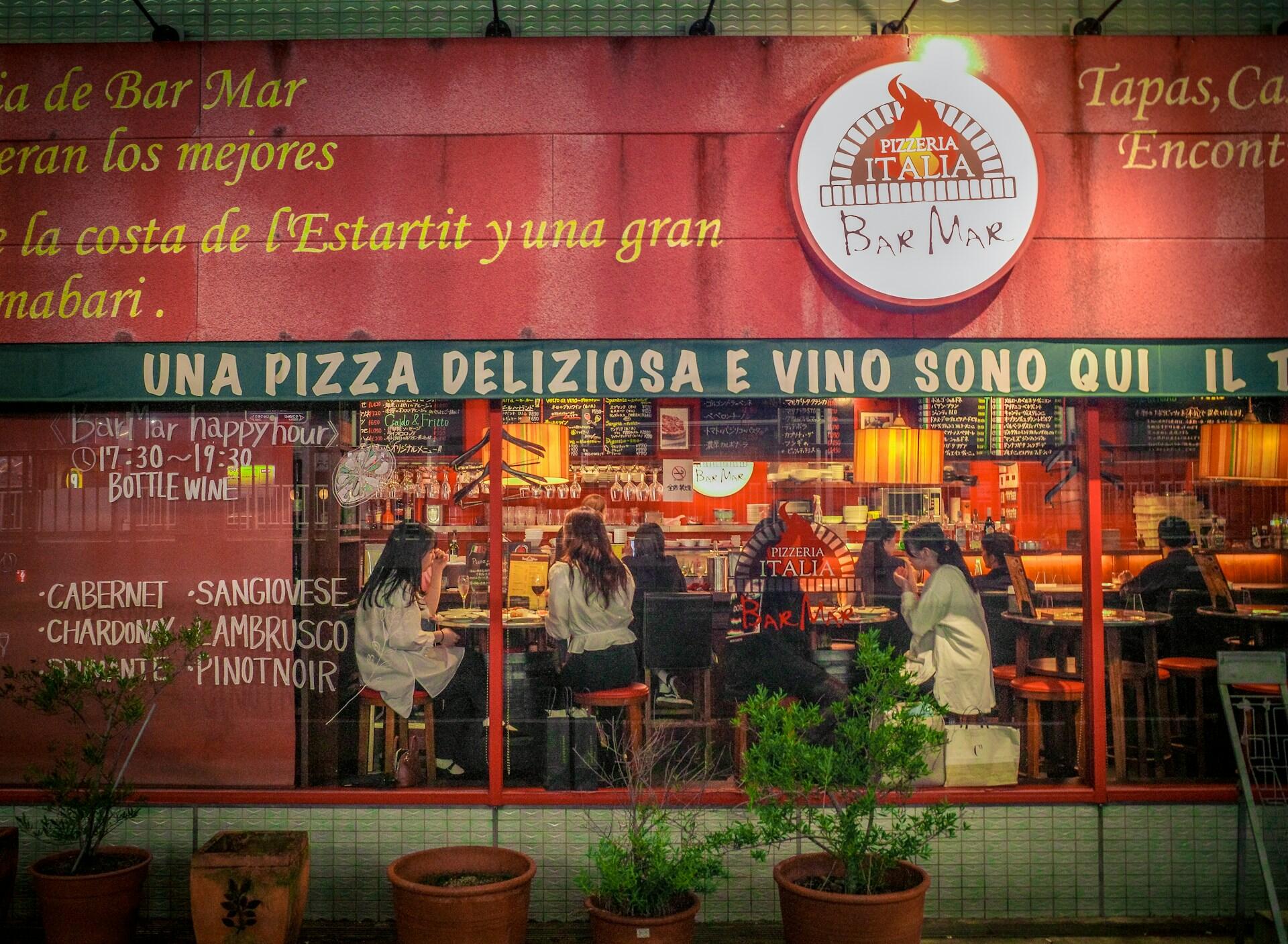 Okna włoskiej restauracji.