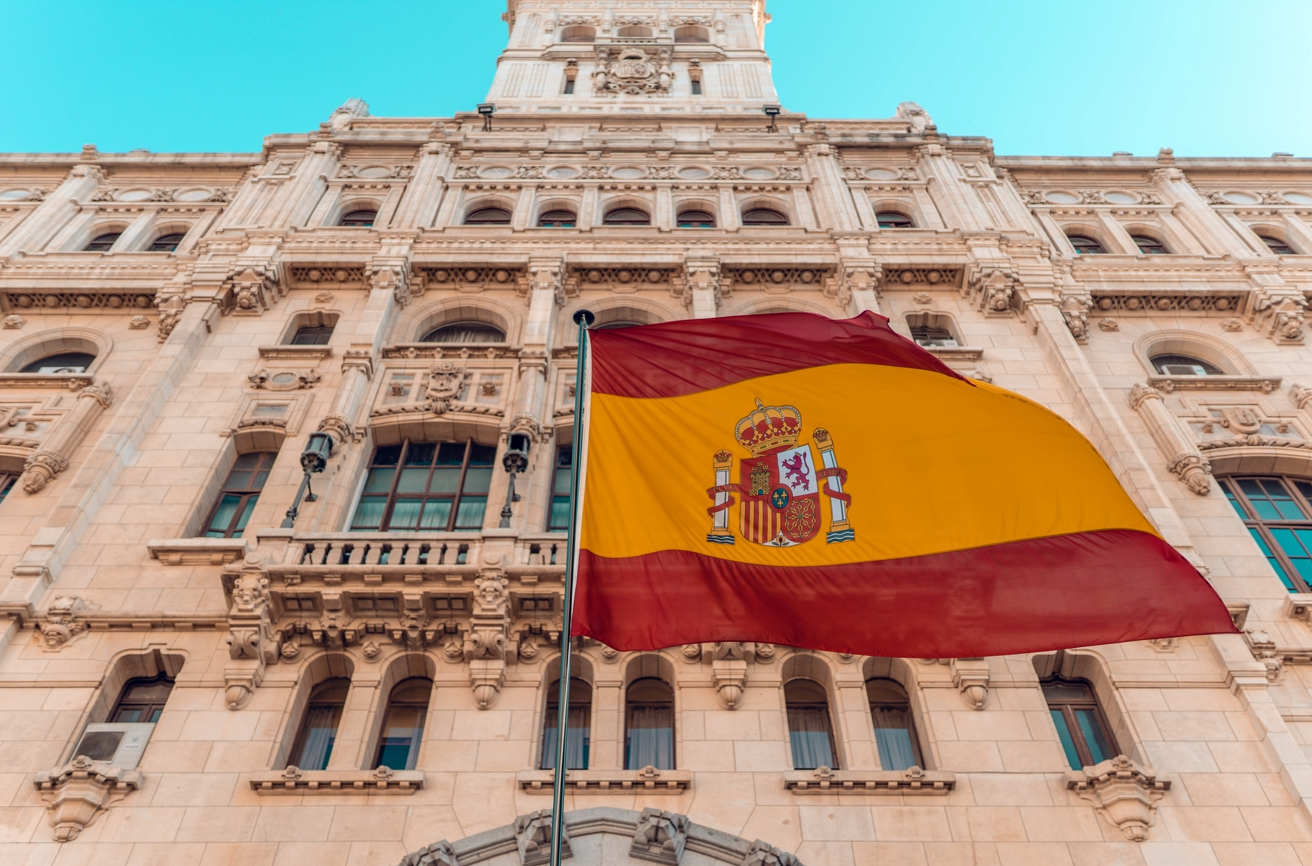 Flaga Hiszpanii, zdjęcie z Madrytu | Źródło Unsplash