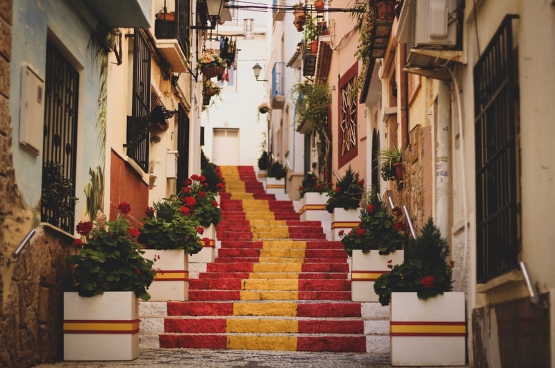 Jedna z andaluzyjskich uliczek w Hiszpanii | Źródło Unsplash