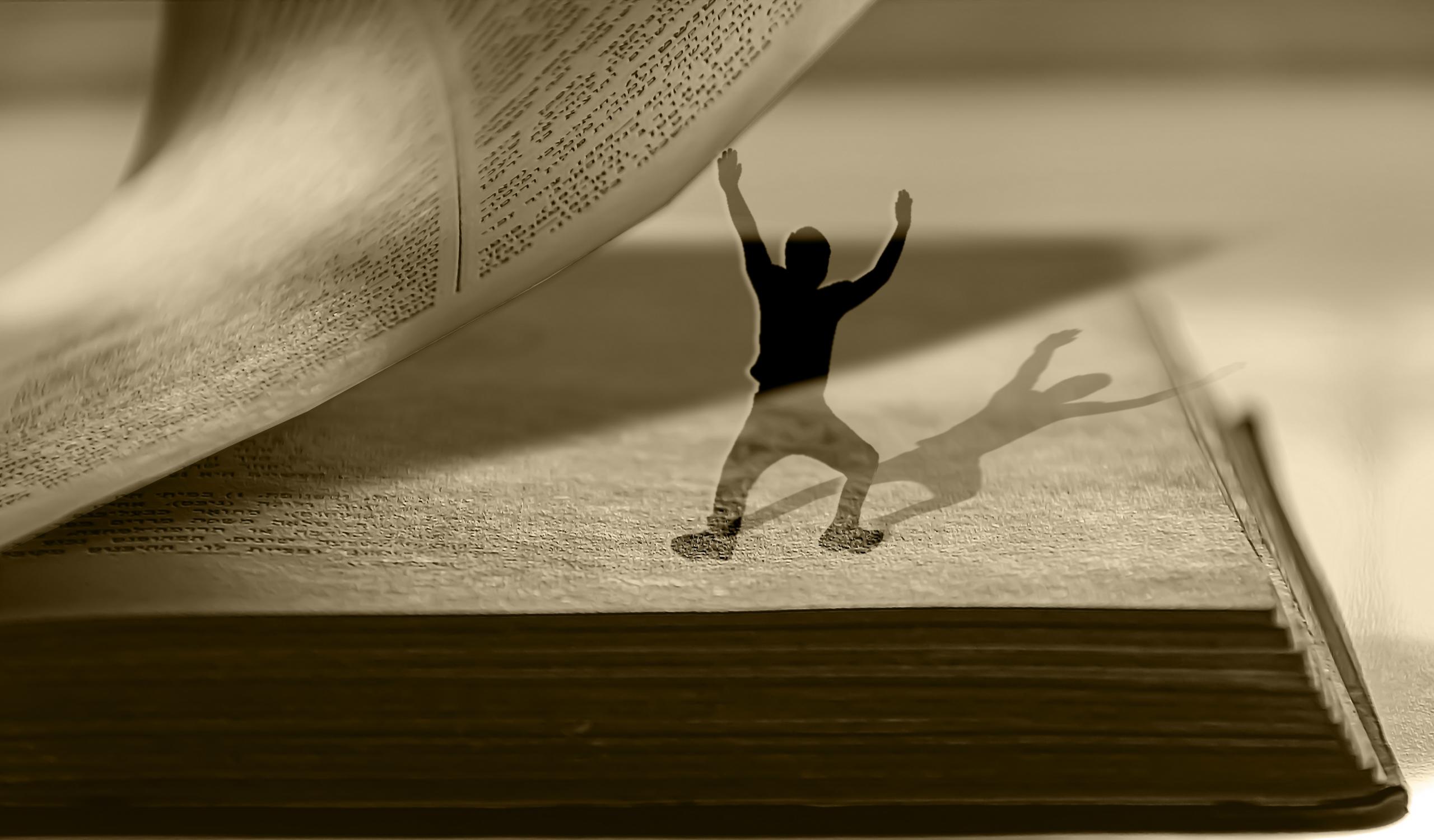 Korepetycje w ósmej klasie szkoły podstawowej i w szkole średniej, figurka na książce.